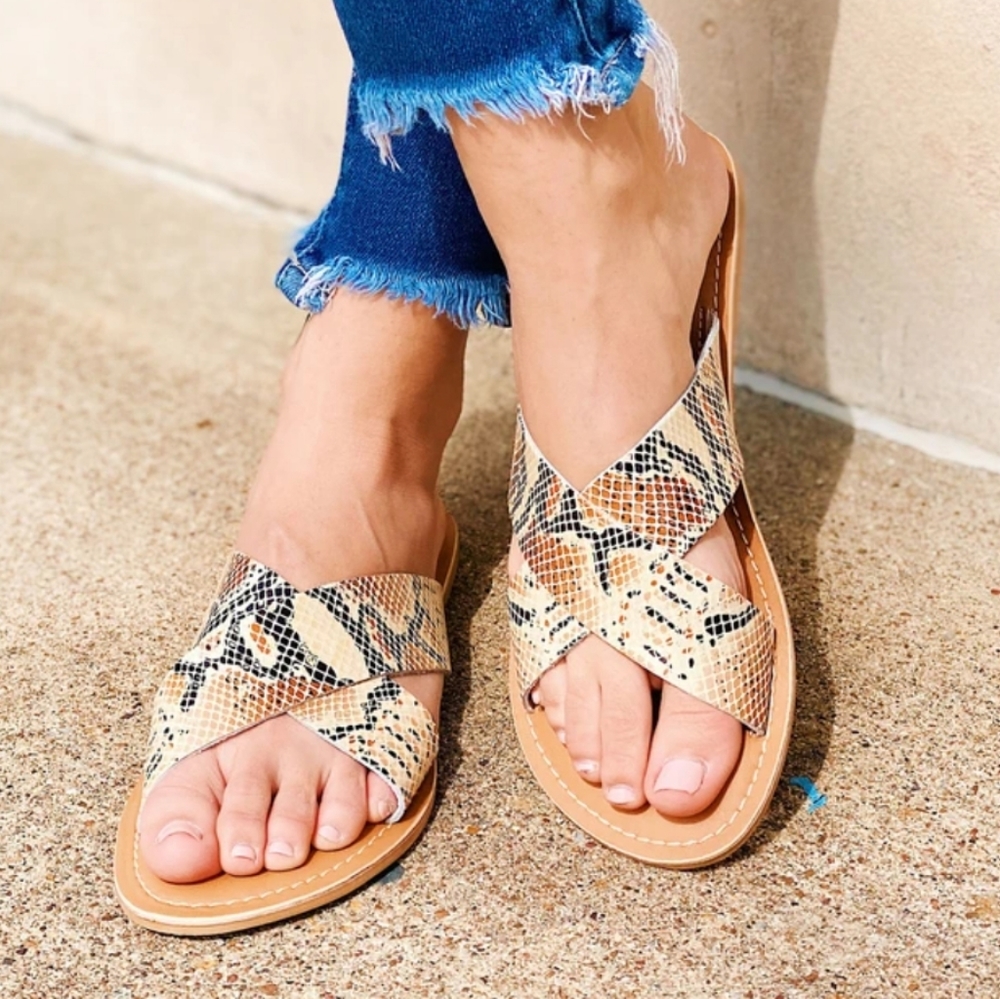 NWOT Matisse Beach White Snake skin sandals